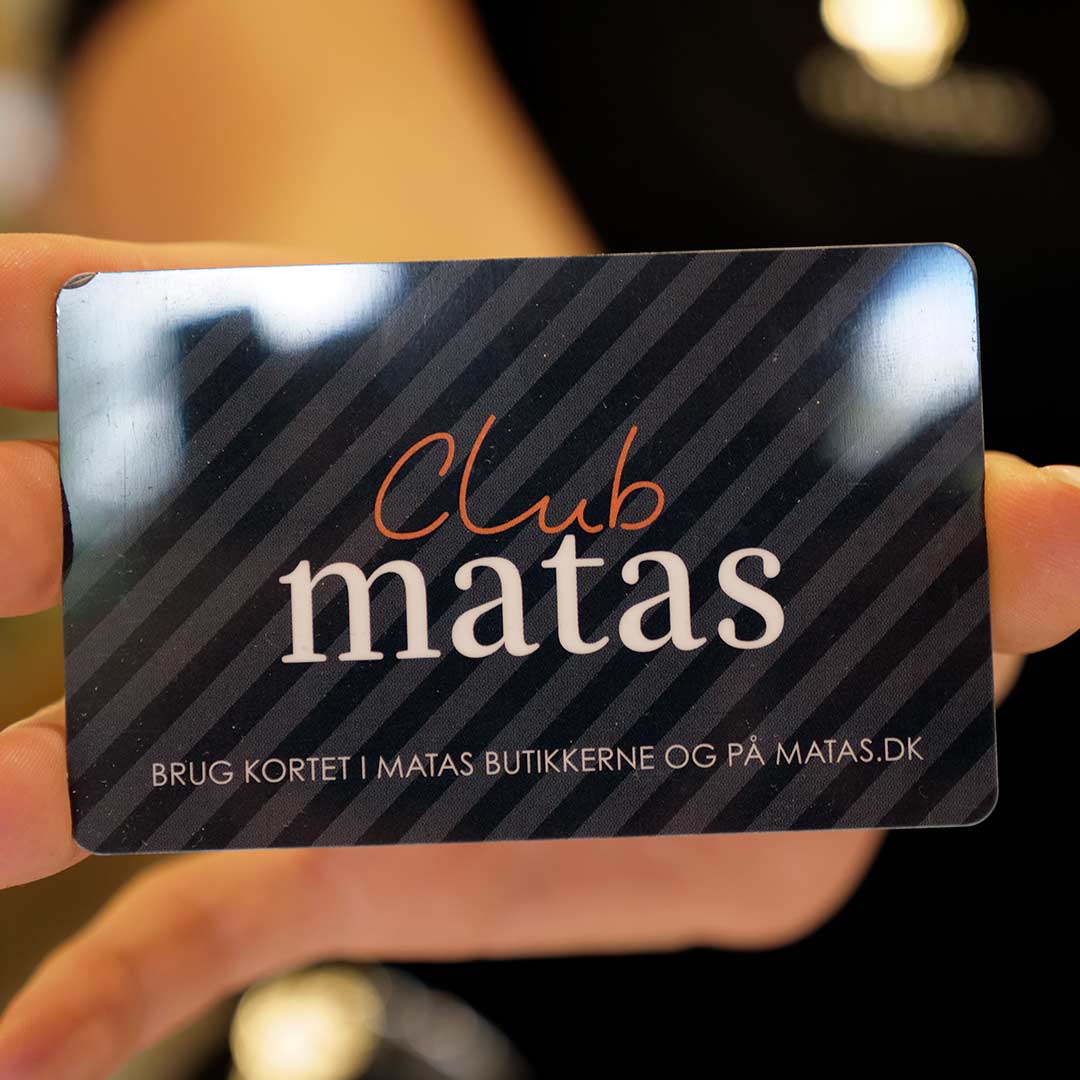 En som holder et CLUB Matas kundekort.